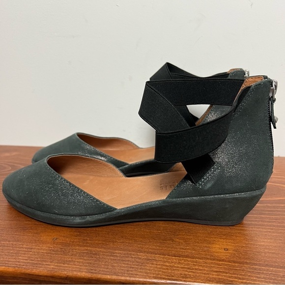 Gentle Souls Noa Leather Green Metallic Wedge Elastic Straps Round Toe Shoe 9.5 - Picture 7 of 12